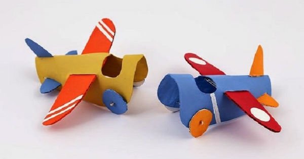 Carrinho reciclado feito com rolos de papel e papelão