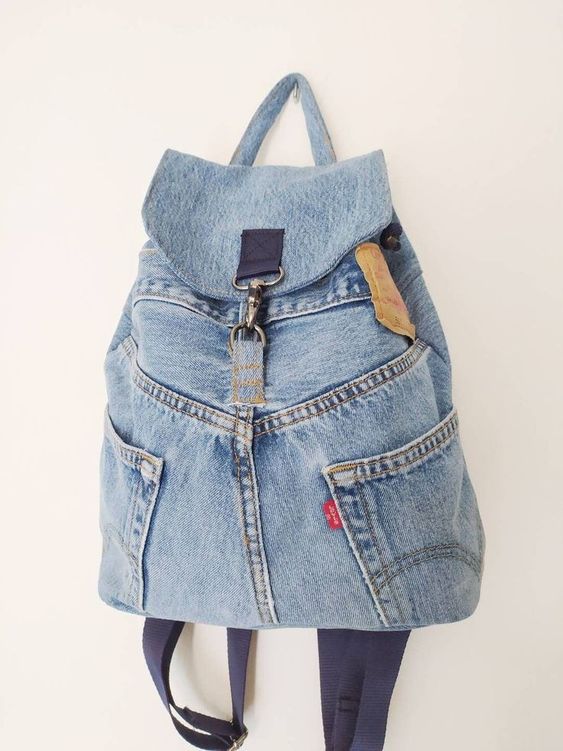 mochila de calça jeans velha